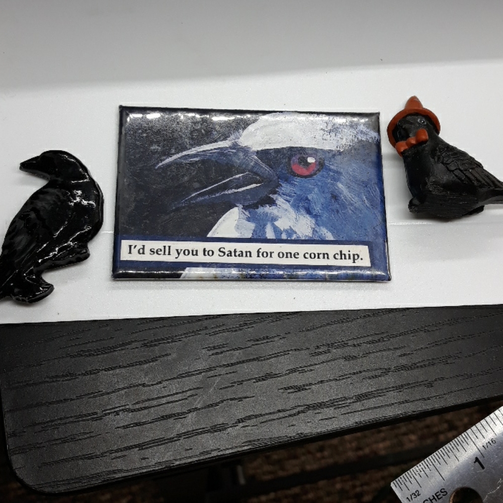 Lot of 3 raven pieces (2 magnets, 1 figurine)